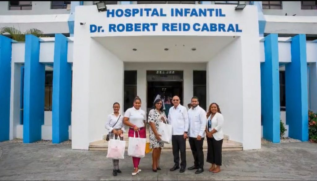 CTC entrega equipos tecnológicos a niños del Hospital Infantil Robert Reid Cabral.