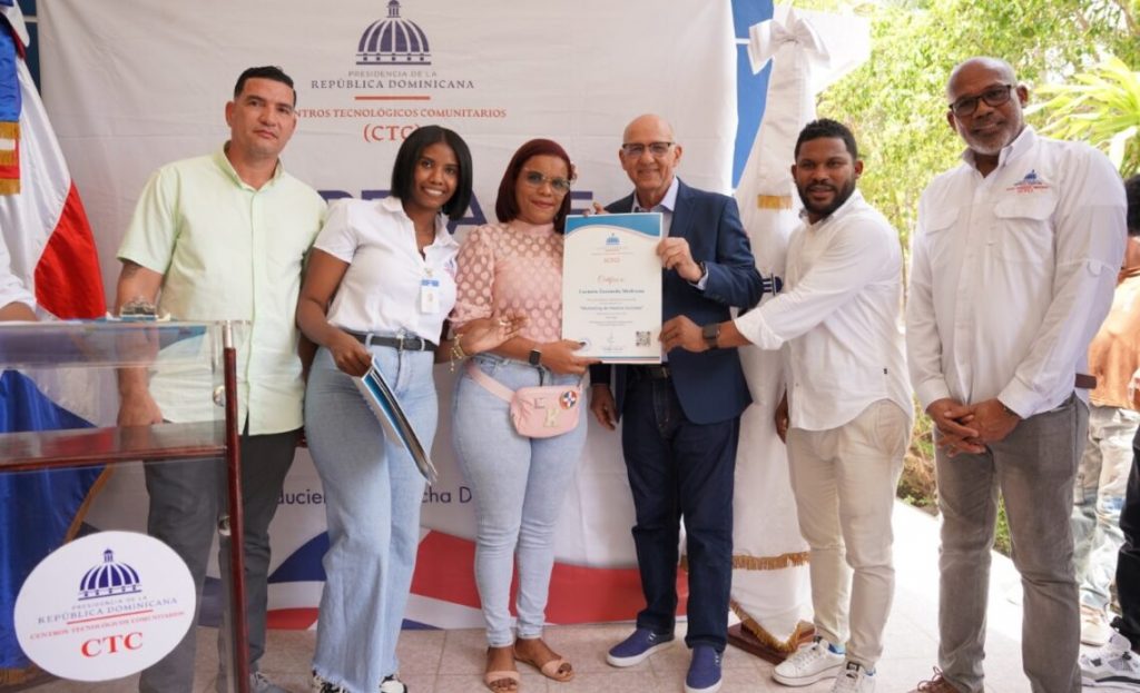 Centros Tecnológicos Comunitarios impulsan la transformación digital en Duvergé con jornada “Frontera Digital”.