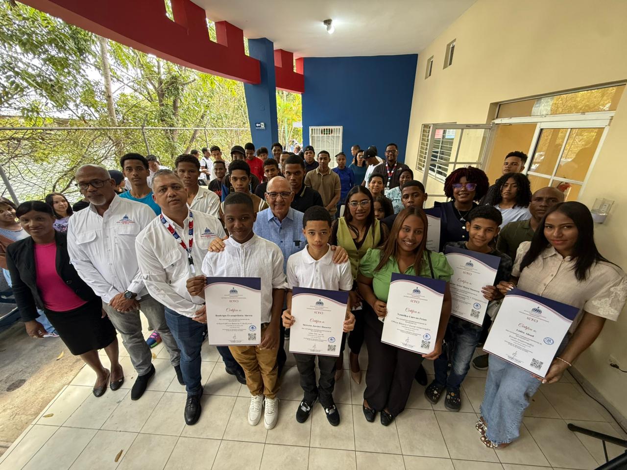 CTC celebra jornada tecnológica y entrega certificados a decenas de jóvenes en Los Alcarrizos.